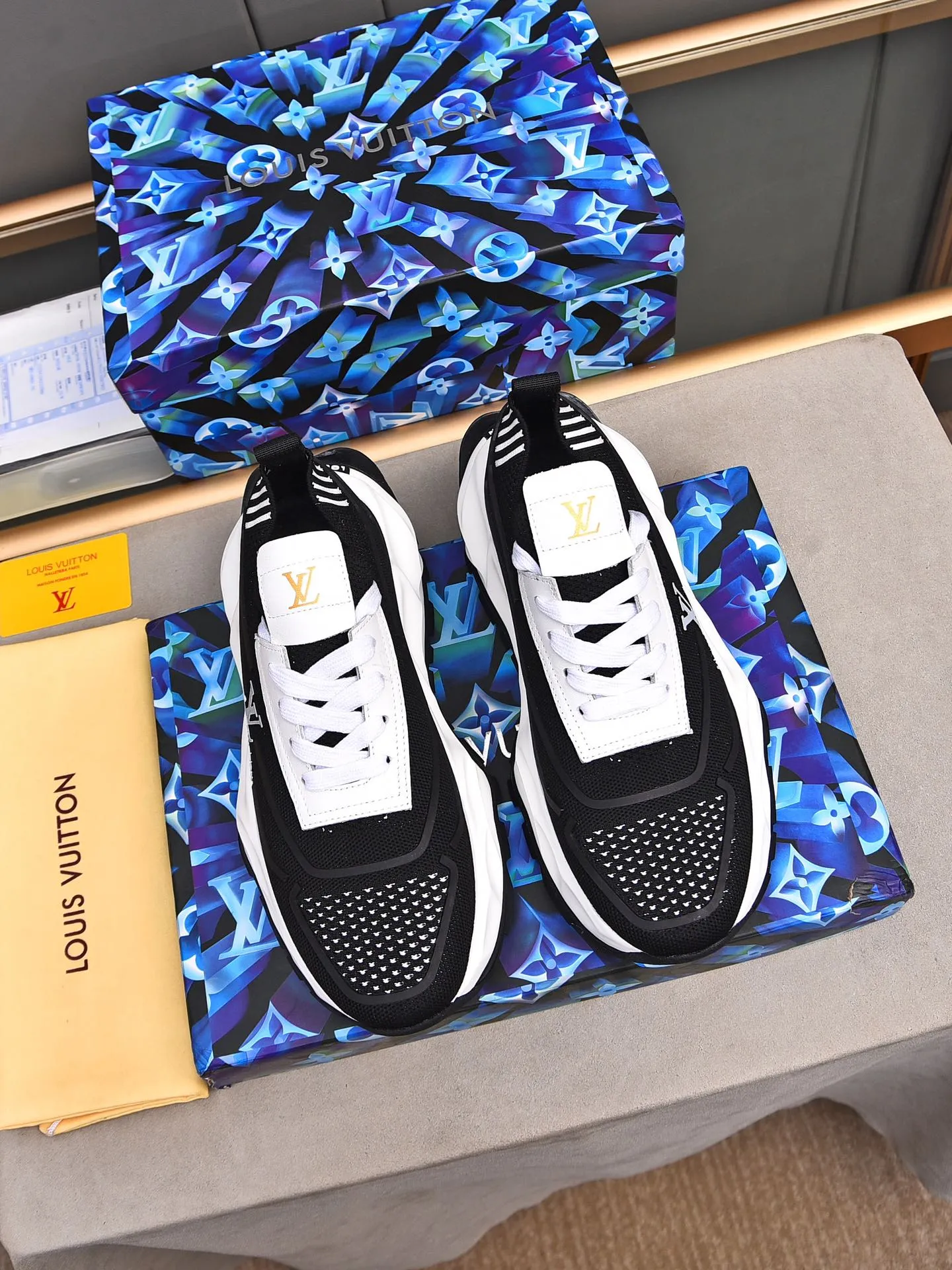 Men's shoes 💰500 LV high-end hot model 👍 Counter 1 design. The face is made of high-elastic fly knit + cowhide + imported glue! TPU outsole is easy to put on, light, comfortable and elastic, trendy and fashionable! ! ! 💪Multiple colors to choose from! Code number: 38-44 (45 46 customized)